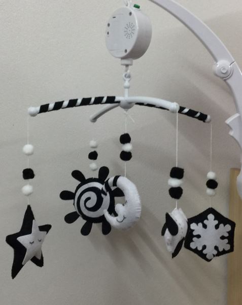 Bộ đồ chơi treo nôi có nhạc hình bông tuyết cho trẻ sơ sinh dưới 1 tháng tuổi.