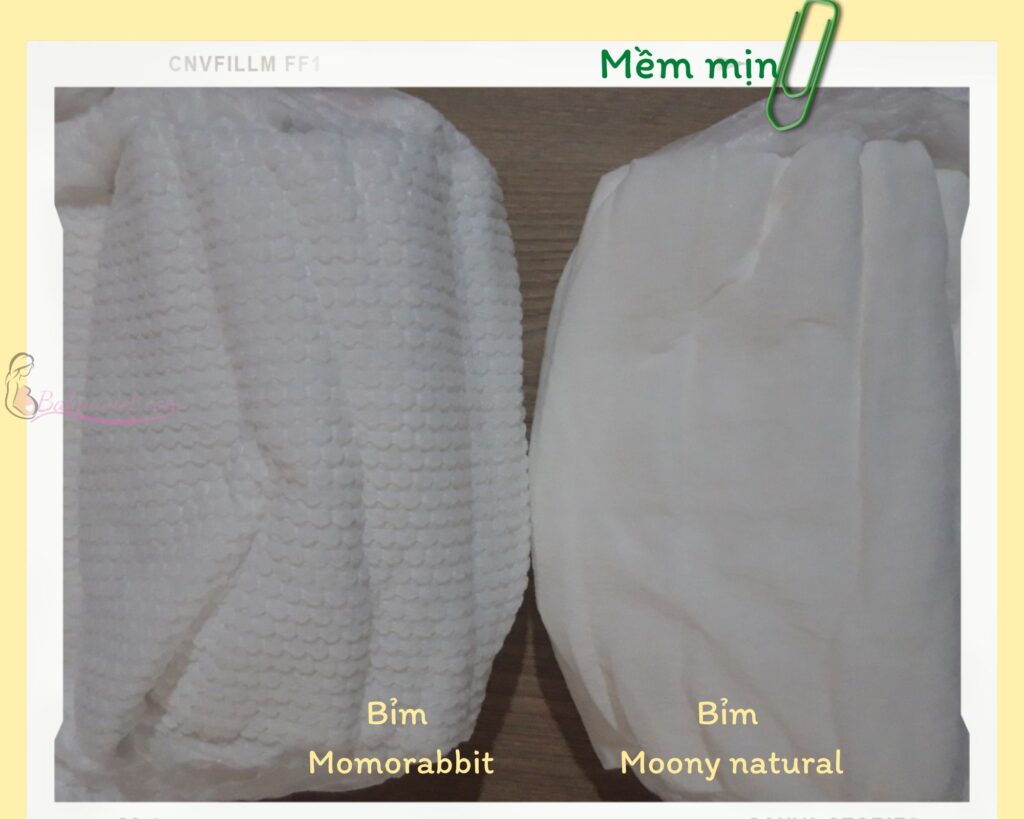 So sánh Chất liệu - độ mềm mịn của bỉm Momo rabbit và Moony ratural